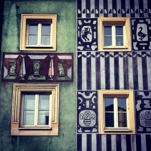 Štiri okna in dve barviti fasadi