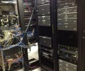 Ogromno kablov, ki povezujejo serverje
