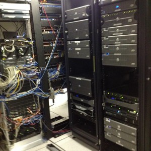 Ogromno kablov, ki povezujejo serverje
