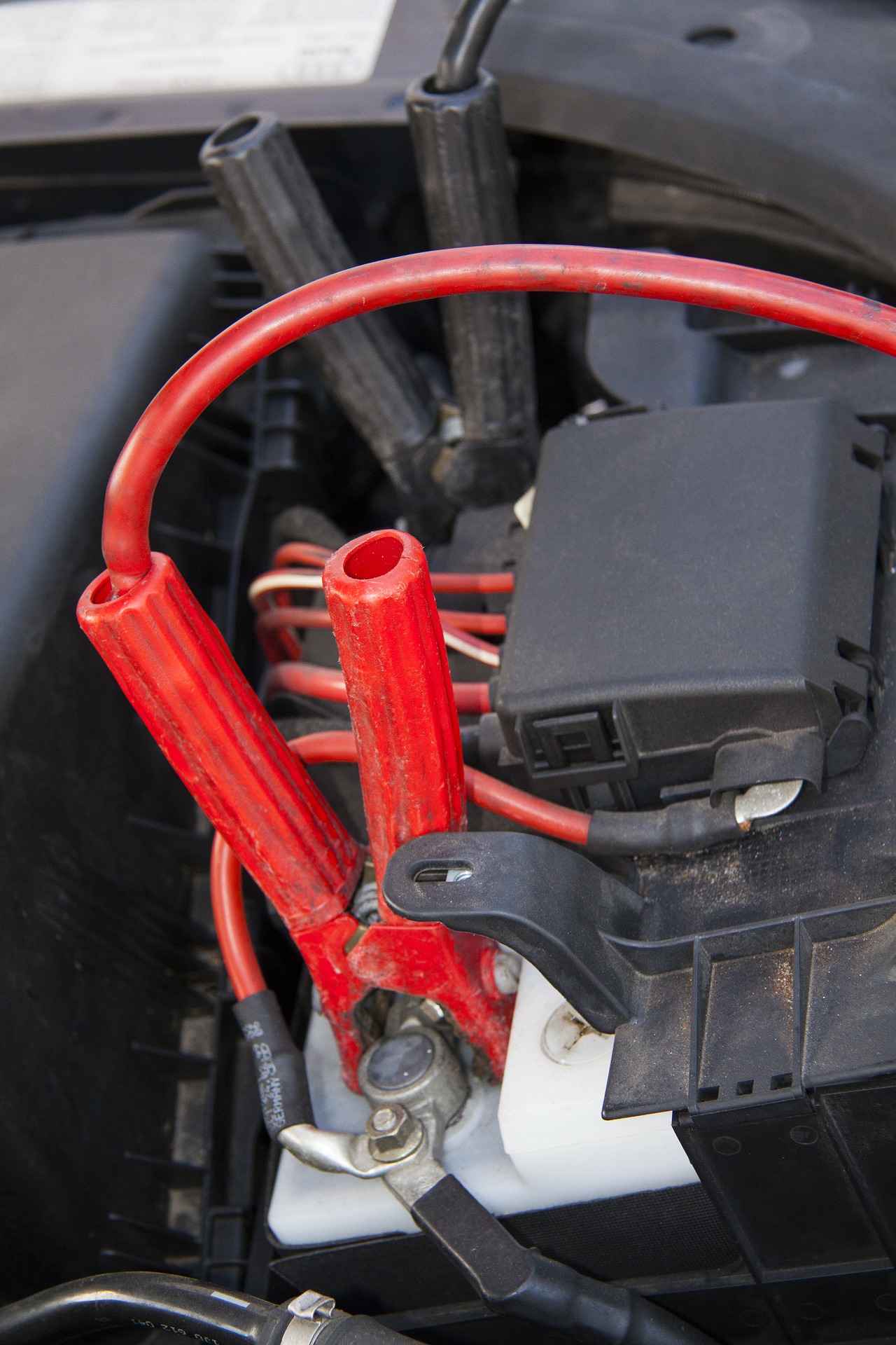 Hitri nasveti: Kako zagnati vaš avto če je akumulator prazen